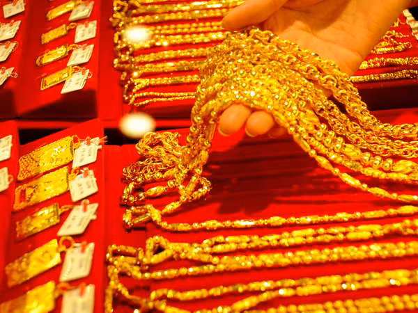 Chờ biên bản cuộc họp của Fed, giá vàng quay đầu giảm ảnh 1