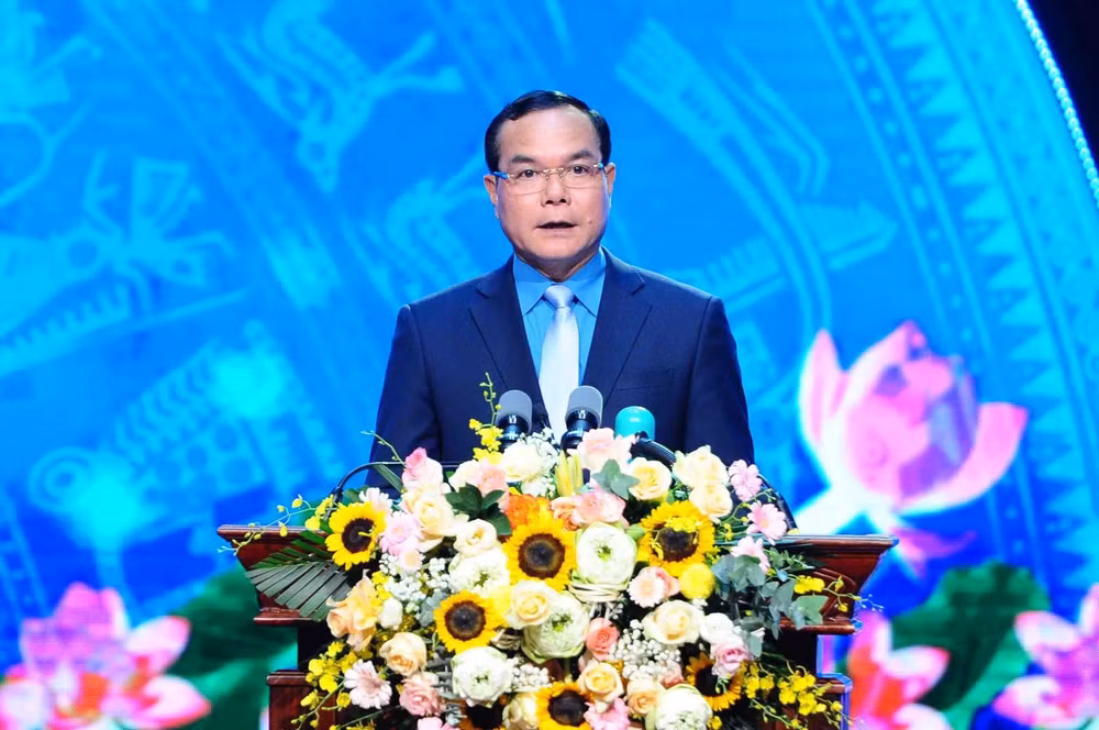 Trao thưởng giải Nguyễn Văn Linh cho 10 cán bộ công đoàn xuất sắc ảnh 1