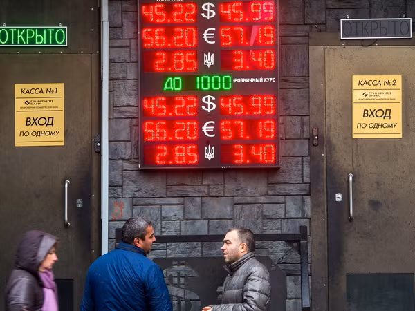 Người Nga ồ ạt thu mua ngoại tệ do lo ngại đồng ruble mất giá ảnh 1