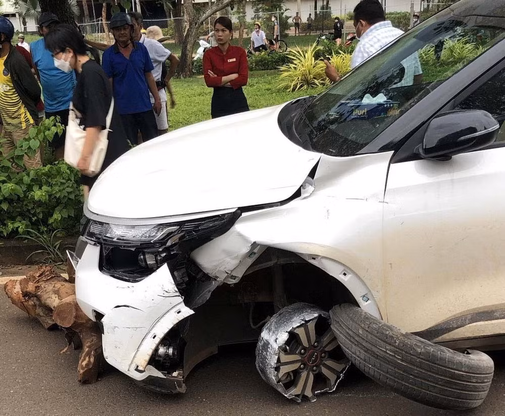 Bình Phước: Gây tai nạn, nữ tài xế say xỉn lái xe vỡ bánh bỏ trốn ảnh 1