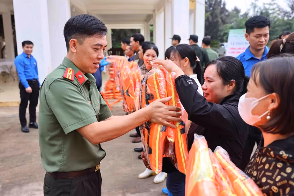 ttxvn_thanh nien_trao tang ao phao_ninh binh.jpg