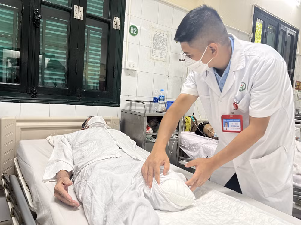 Người đàn ông phải cắt cụt chân vì chủ quan không đi khám bệnh ảnh 1