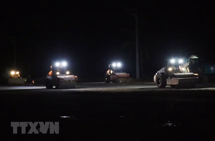 Đẩy nhanh tiến độ, thi công xuyên đêm Cao tốc Quảng Ngãi-Hoài Nhơn ảnh 1