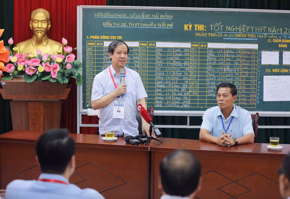 Bộ trưởng Giáo dục kiểm tra việc tổ chức thi tốt nghiệp ở Hải Phòng ảnh 1