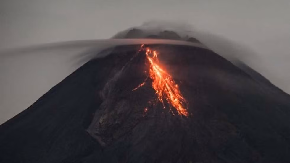 Núi lửa Merapi của Indonesia lại phun trào khí nóng, lan xa 2km ảnh 1