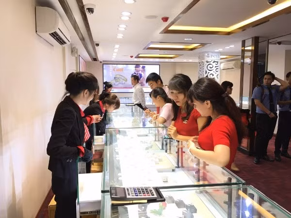 Dù giá vàng thế giới giảm sâu nhưng SJC vẫn tăng nhẹ ảnh 1