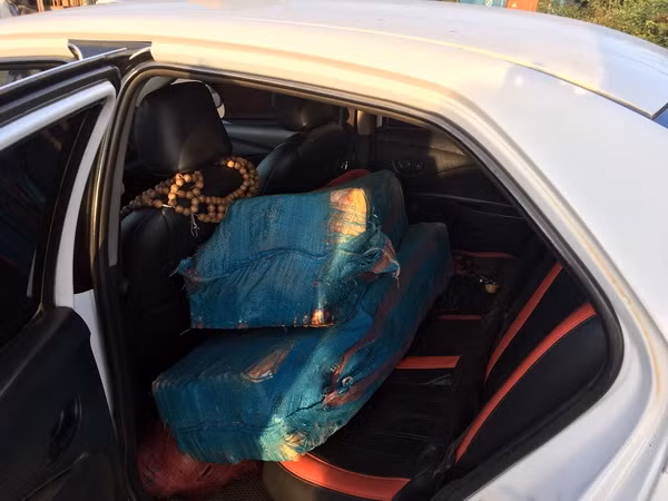 Taxi chở 300kg pháo chạy trốn công an tông vào xe đầu kéo ảnh 2