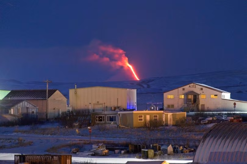 Núi lửa ở Alaska phun tro bụi dày ảnh hưởng tới giao thông hàng không ảnh 1