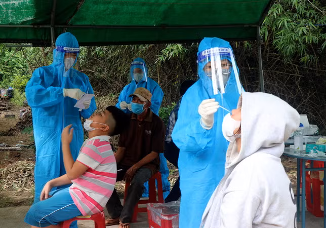 Có ca mắc trong doanh nghiệp, Ninh Bình lấy mẫu xét nghiệm diện rộng ảnh 1