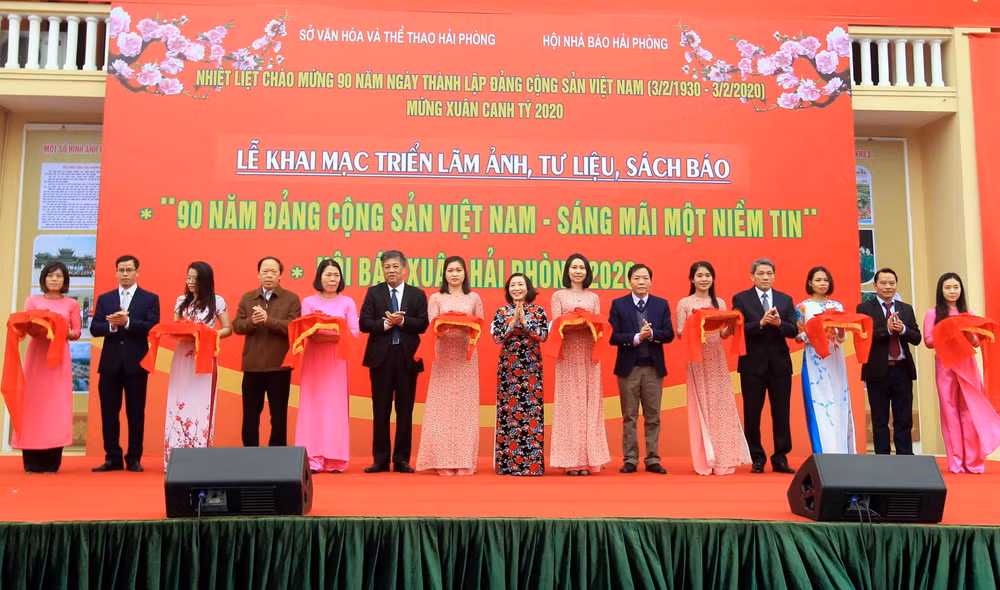 Triển lãm ảnh, tư liệu về Đảng và khai mạc Hội báo Xuân Hải Phòng 2020 ảnh 1