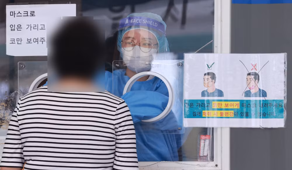 Anh-Hàn trao đổi hơn 1 triệu liều vaccine, Italy sẽ tiêm mũi thứ 3 ảnh 1