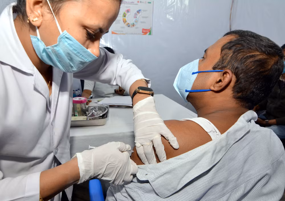 Indonesia tiêm miễn phí vắcxin ngừa COVID-19 cho 5.000 nhà báo ảnh 1