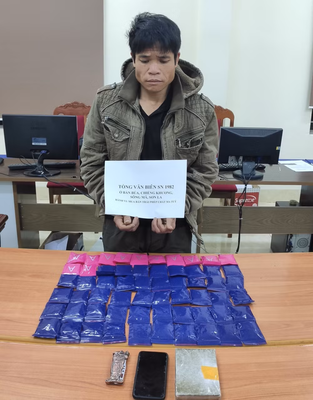 Sơn La: Bắt giữ đối tượng mua bán 1 bánh heroin và 12.000 viên ma túy ảnh 1