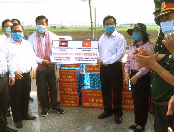 An Giang hỗ trợ người Khmer gốc Việt ở Campuchia phòng, chống dịch ảnh 1