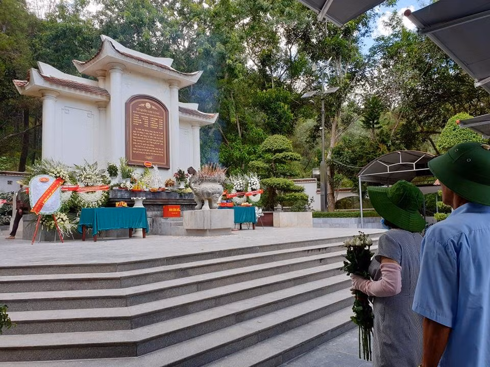Hàng trăm người dân tới dâng hương tại Khu di tích Ngã ba Đồng Lộc ảnh 4