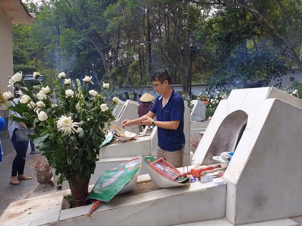 Hàng trăm người dân tới dâng hương tại Khu di tích Ngã ba Đồng Lộc ảnh 7