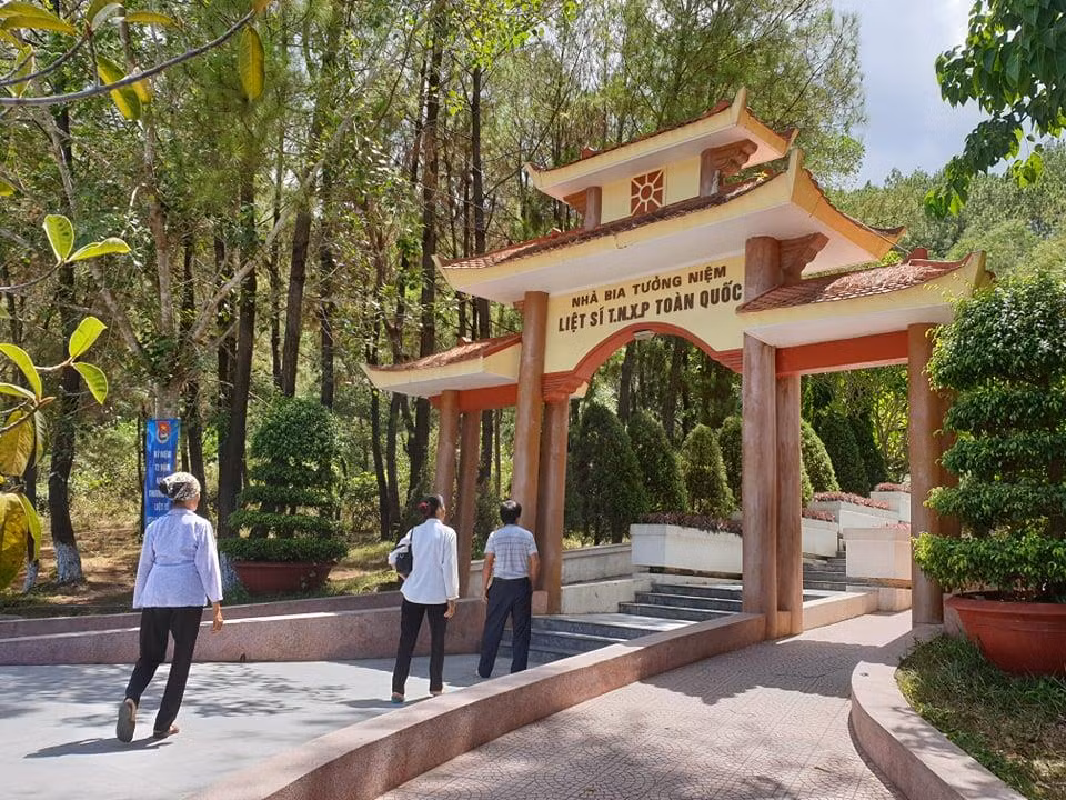 Hàng trăm người dân tới dâng hương tại Khu di tích Ngã ba Đồng Lộc ảnh 11