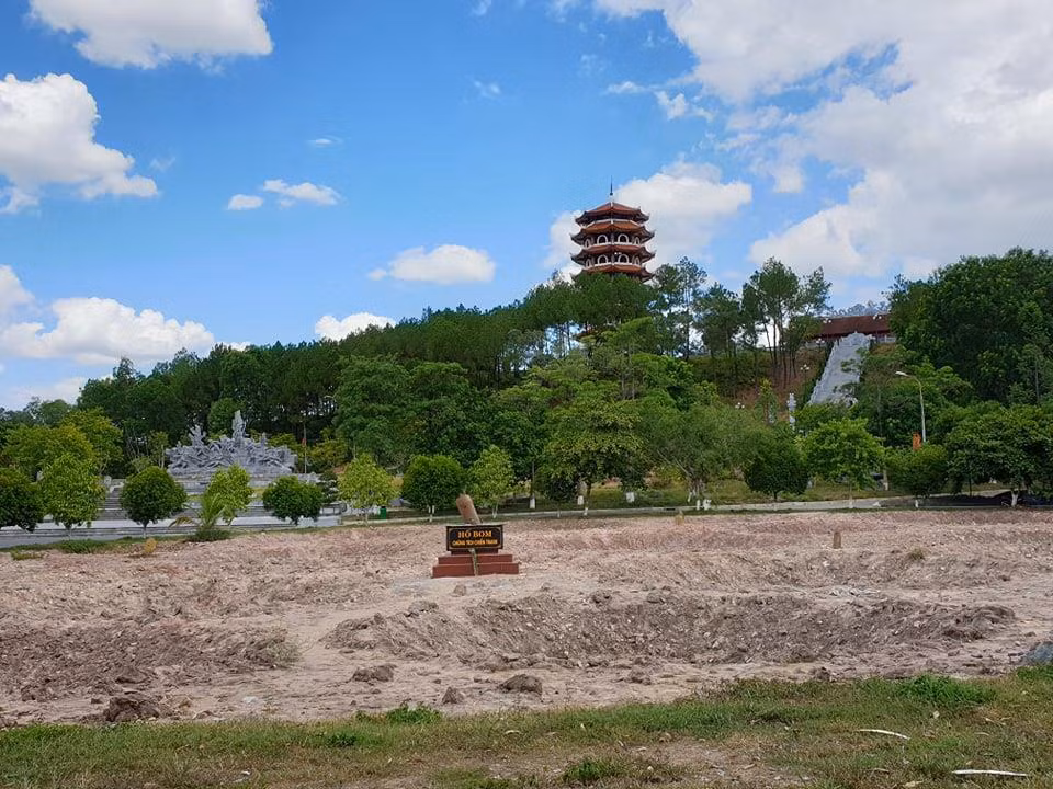 Hàng trăm người dân tới dâng hương tại Khu di tích Ngã ba Đồng Lộc ảnh 13