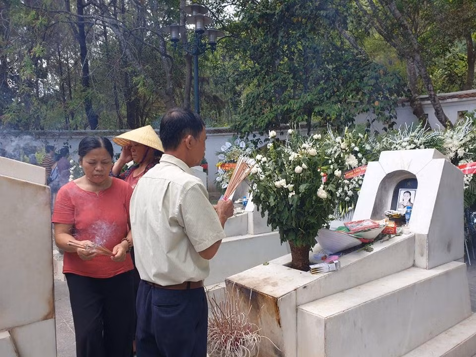 Hàng trăm người dân tới dâng hương tại Khu di tích Ngã ba Đồng Lộc ảnh 1