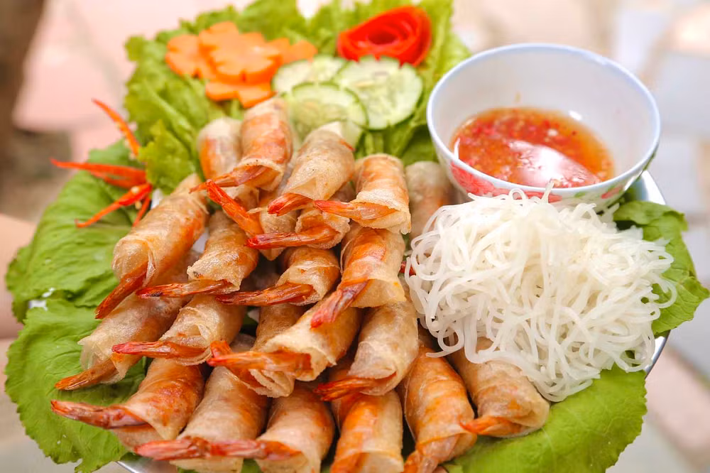 Bua-an-voi-cha-ram-tom-dat-Nhat-Vi.jpg