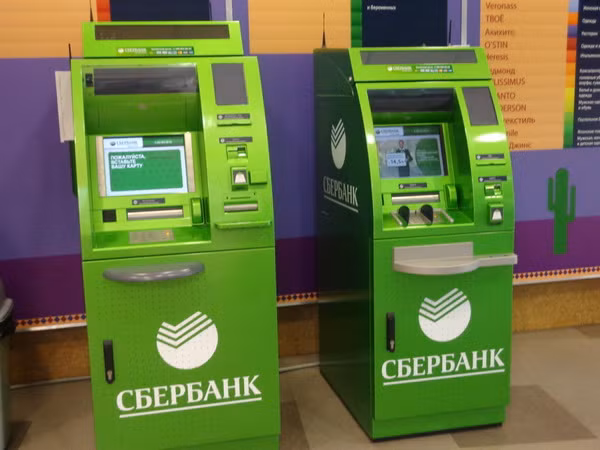 Chi nhánh Ngân hàng Sberbank của Nga tại Kiev bị tấn công ảnh 1