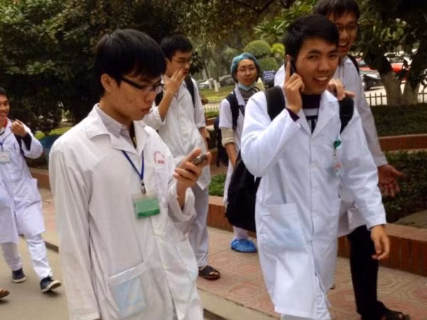 Sinh viên trường Y “quên Tết” để trực cùng bệnh nhân ảnh 2