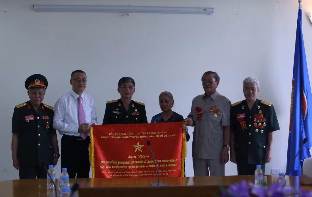 Tri ân các anh hùng liệt sỹ Việt Nam trên đất nước Campuchia ảnh 3