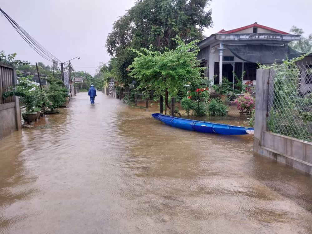 Quảng Trị: Mưa lớn làm ngập nhiều tuyến đường vùng thấp trũng ảnh 1