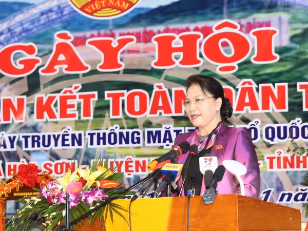 Chủ tịch Quốc hội dự Ngày hội Đại đoàn kết toàn dân tộc tại Hòa Bình ảnh 1