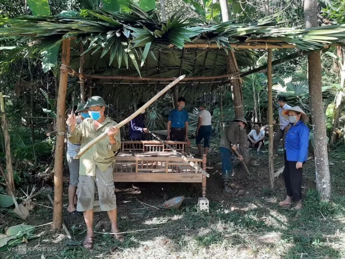 COVID-19: Dựng nhà tạm cho người cách ly tại nhà ở Yên Bái ảnh 1