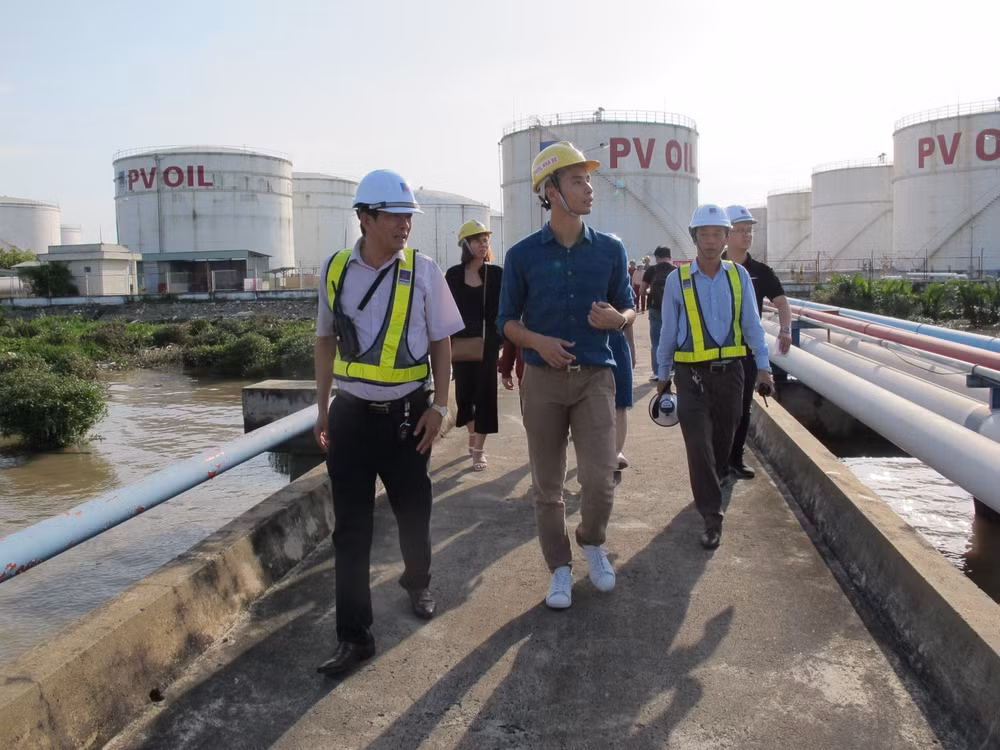 Nhà đầu tư tìm hiểu hoạt động của Xí nghiệp Tổng kho xăng dầu Nhà Bè ảnh 1