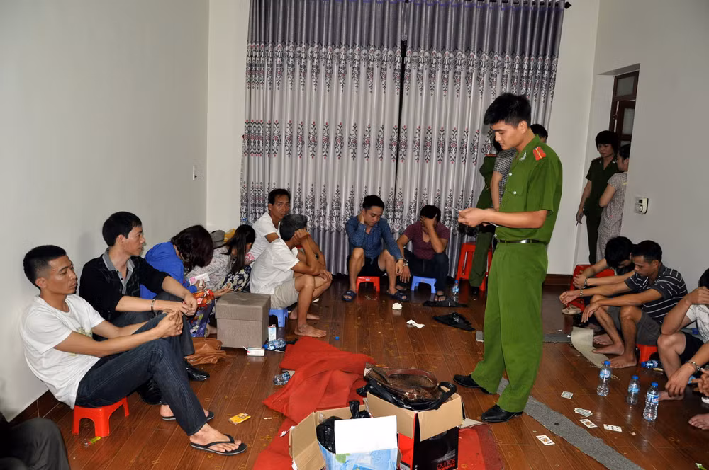 Công an Hải Dương bắt quả tang vụ đánh bạc và chế tạo súng ảnh 1