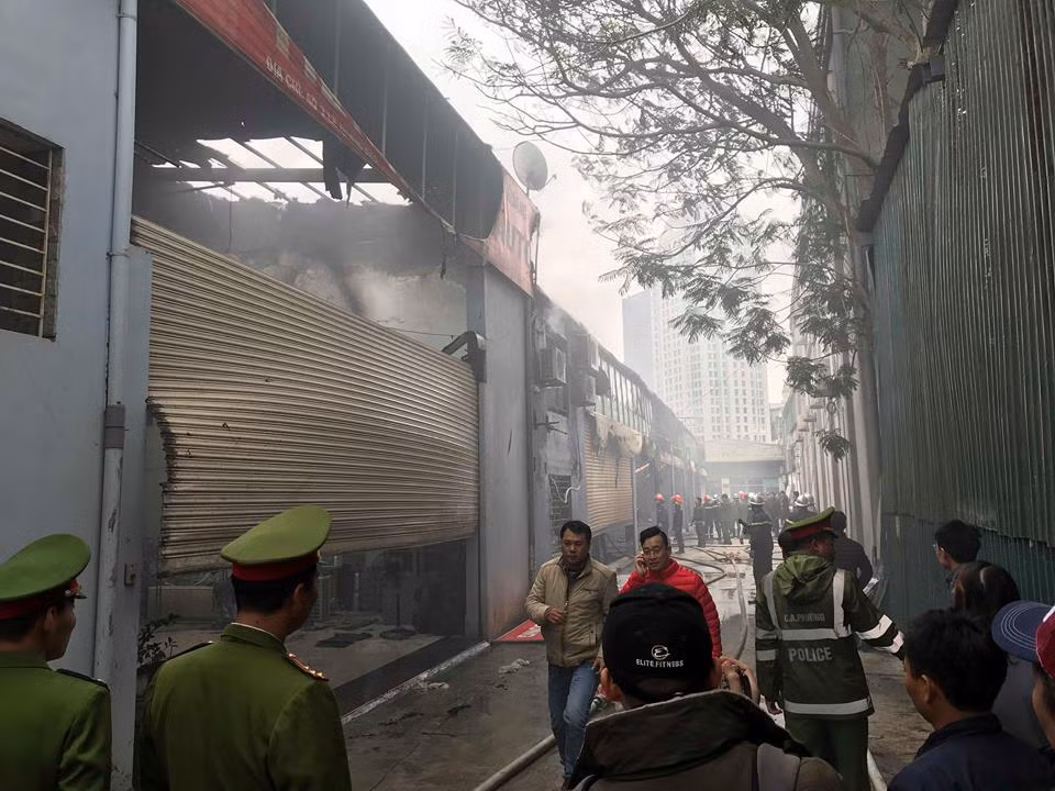Cháy lớn ở gara ôtô gần trụ sở của Liên đoàn Bóng đá Việt Nam ảnh 4