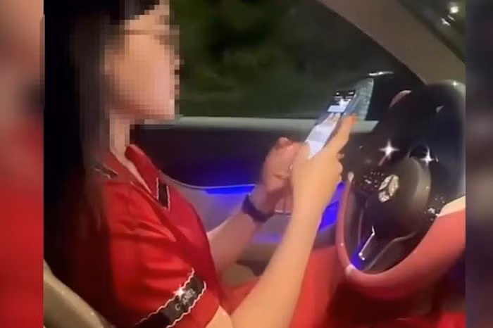 Xử phạt nữ tài xế buông 2 tay, 'dán mắt' vào điện thoại để quay TikTok ảnh 1