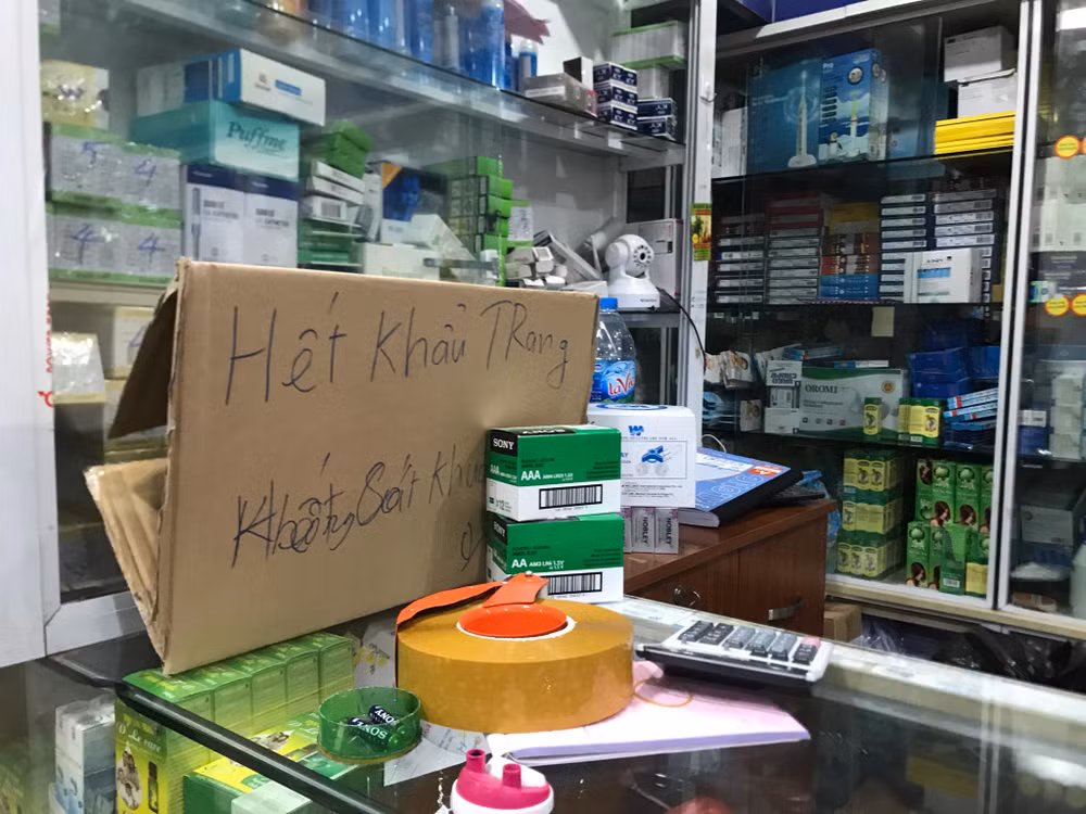 Người dân chen lấn mua khẩu trang tại chợ thuốc lớn nhất miền Bắc ảnh 1