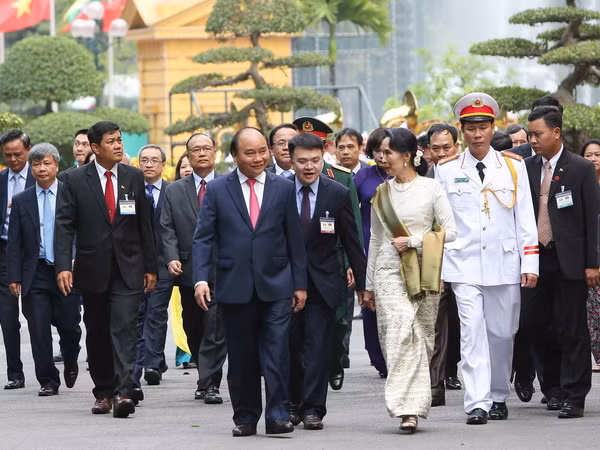 Cố vấn Nhà nước Myanmar kết thúc chuyến thăm chính thức Việt Nam ảnh 1