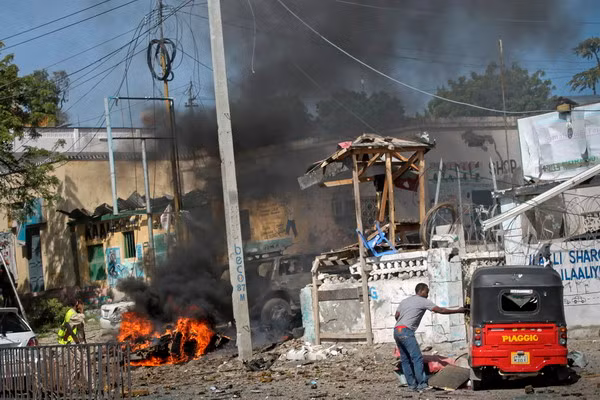 Somalia: Đánh bom liều chết làm hàng chục người thương vong ảnh 1