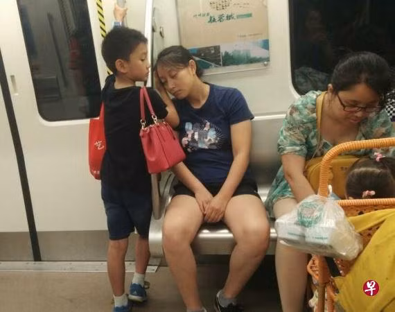 Hình ảnh cậu bé làm tan chảy trái tim của bao người mẹ ảnh 1