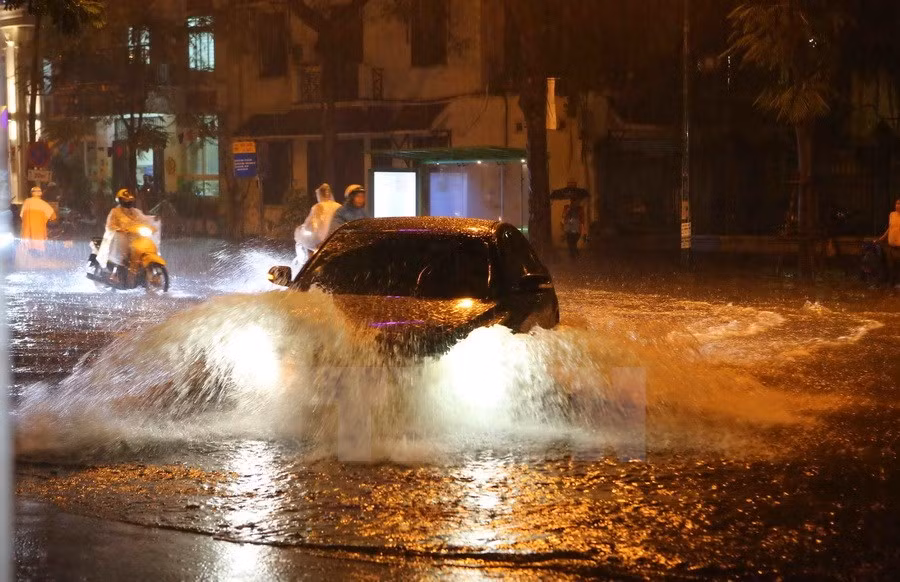 Hà Nội có mưa vào chiều tối và đêm, khả năng xảy ra gió giật mạnh ảnh 1