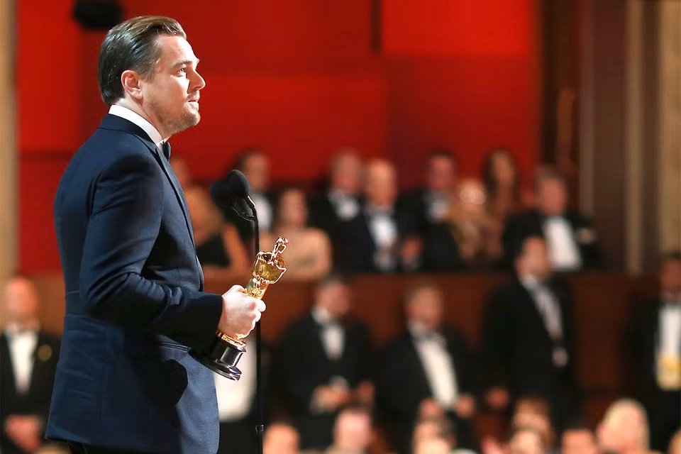 Nhà sản xuất bị tố rửa tiền, Leonardo DiCaprio trả tượng vàng Oscar ảnh 1