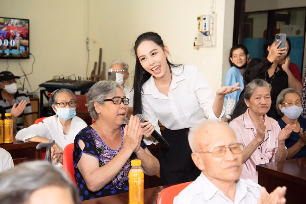 Chủ tịch Miss Intercontinental thăm các cụ già neo đơn Việt Nam ảnh 3