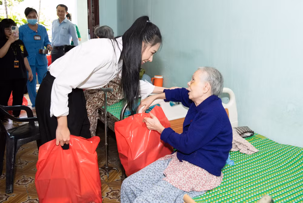 Chủ tịch Miss Intercontinental thăm các cụ già neo đơn Việt Nam ảnh 2