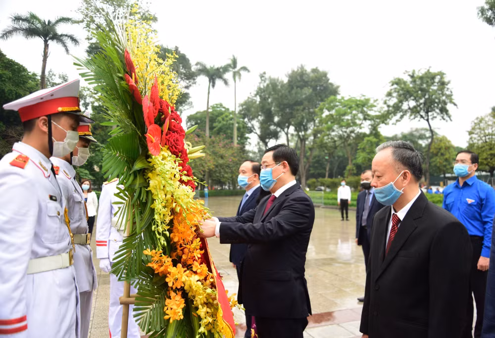 Lãnh đạo Hà Nội dâng hoa kỷ niệm 150 năm ngày sinh V.I.Lenin ảnh 1