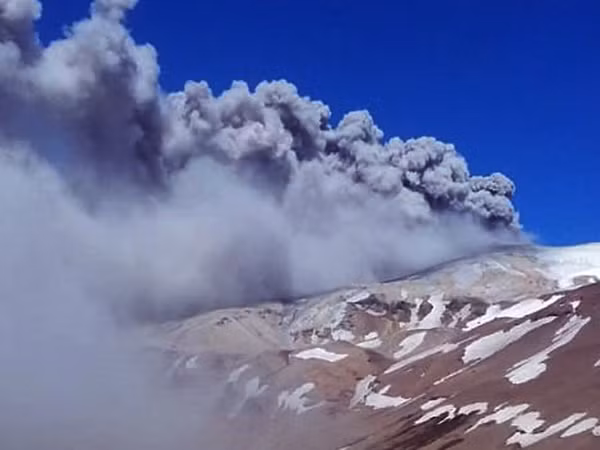 Chile ban bố cảnh báo vàng trước nguy cơ núi lửa Peteroa phun trào ảnh 1