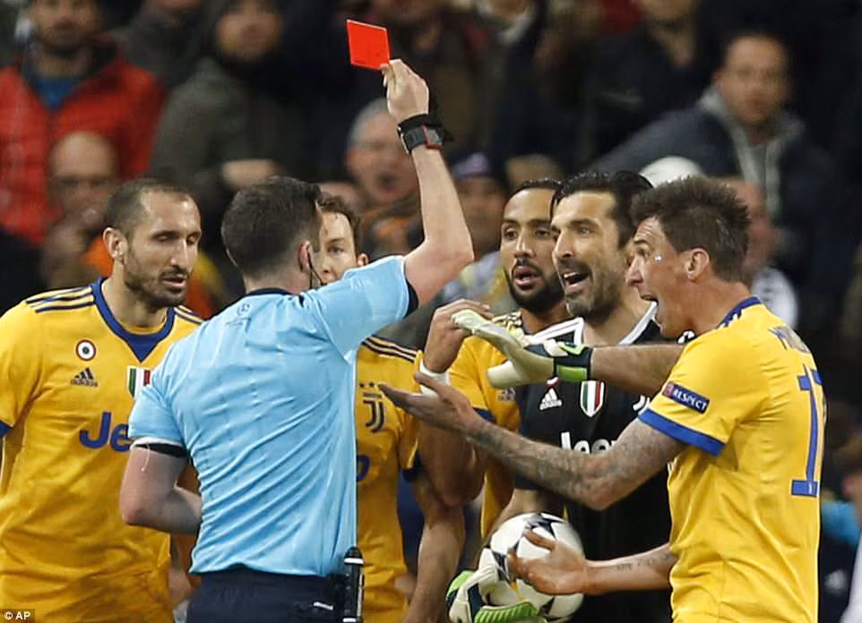 Gianluigi Buffon "nổi điên" sau khi Juventus bị loại đầy cay đắng ảnh 1