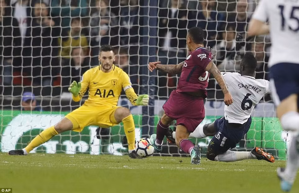 Hạ gục Tottenham, Man City áp sát ngôi vương Premier League ảnh 2
