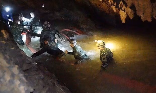Australia trao huân chương cho các công dân giải cứu đội bóng Thái Lan ảnh 1