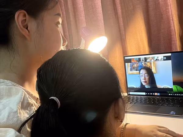 Giáo viên tăng cường phối hợp với phụ huynh trong học trực tuyến ảnh 1