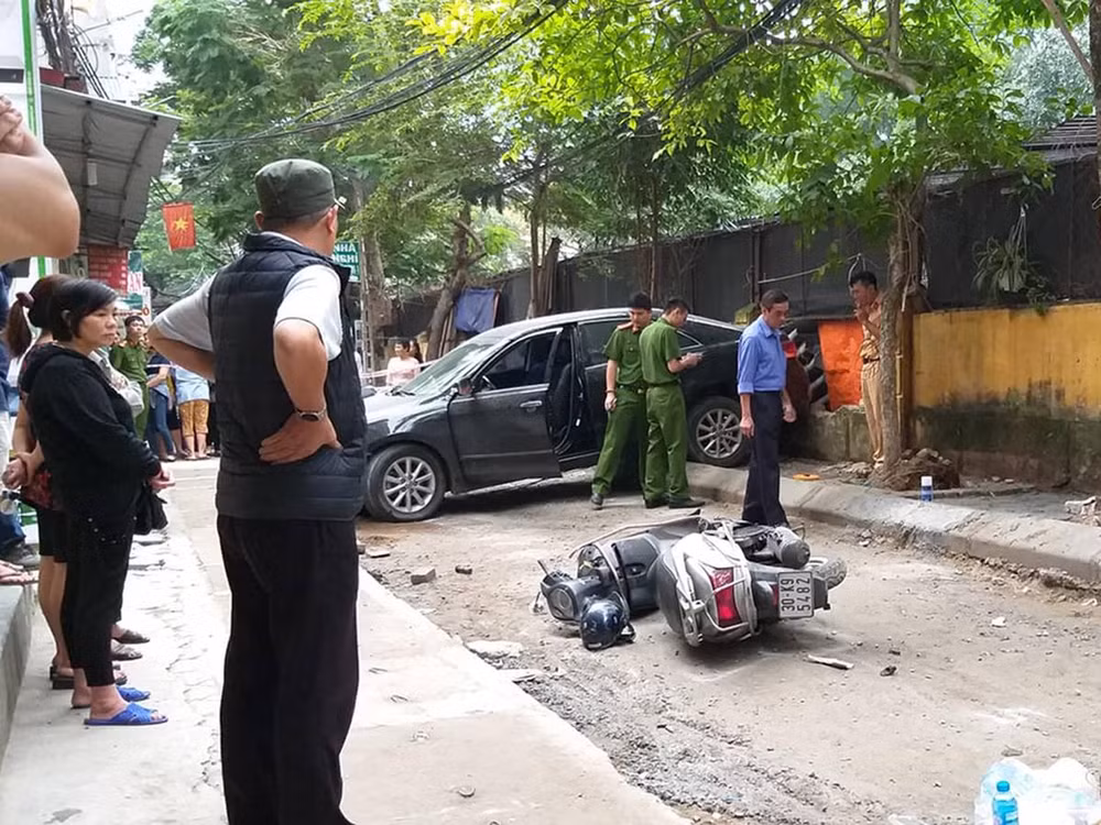 Hà Nội: Nữ tài xế lùi xe bất cẩn gây tai nạn, một người tử vong ảnh 1