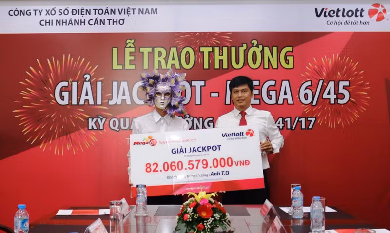 Mua 5 vé số tự chọn, khách hàng ở An Giang trúng giải 82 tỷ đồng ảnh 1